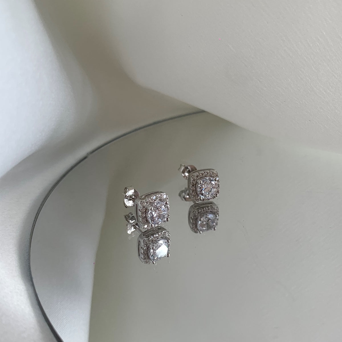 [Nova Jewelry]Classic Round Center Stone Stud Earrings