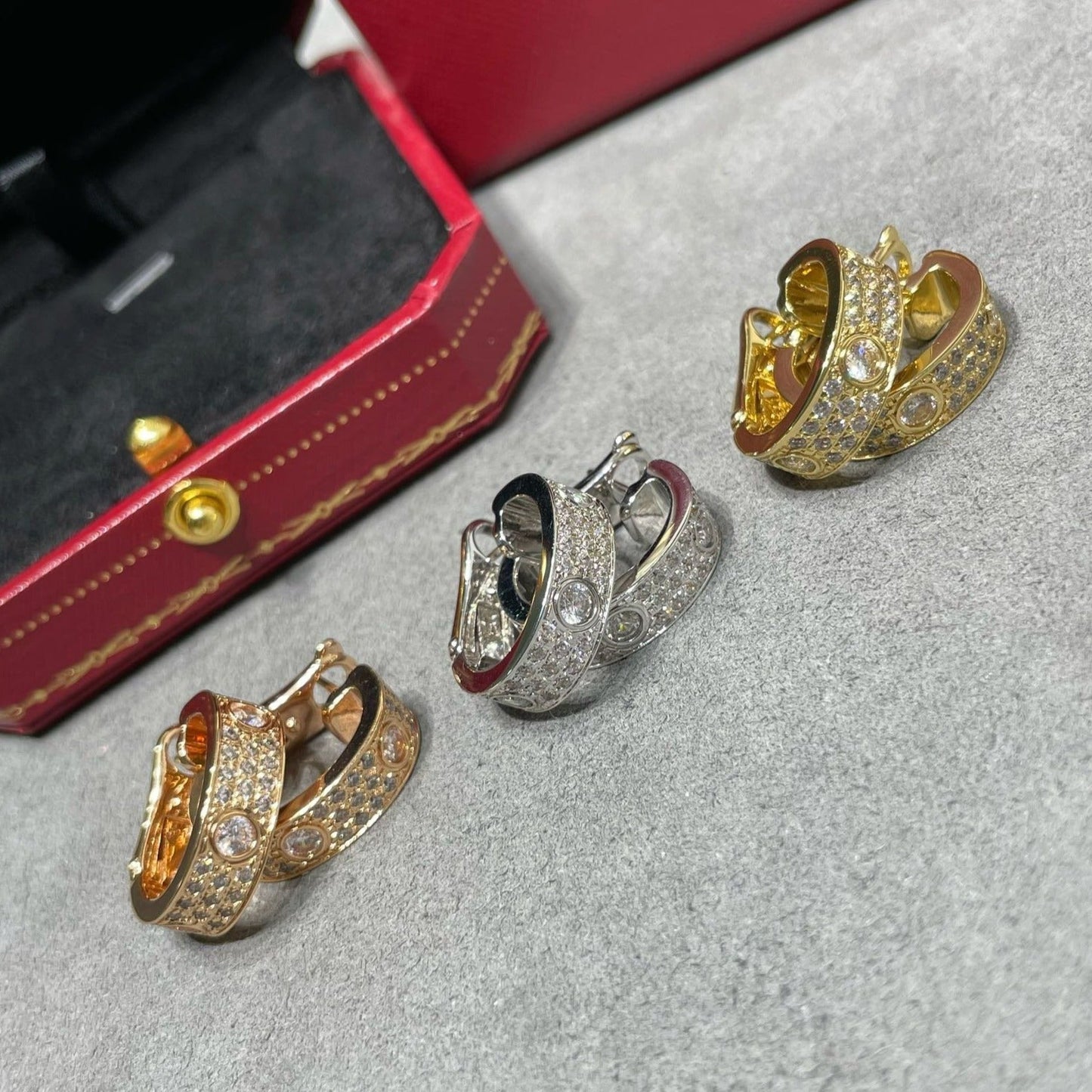 [BLUE TEARS]LOVE 5.5MM DIAMOND PAVED EARRINGS