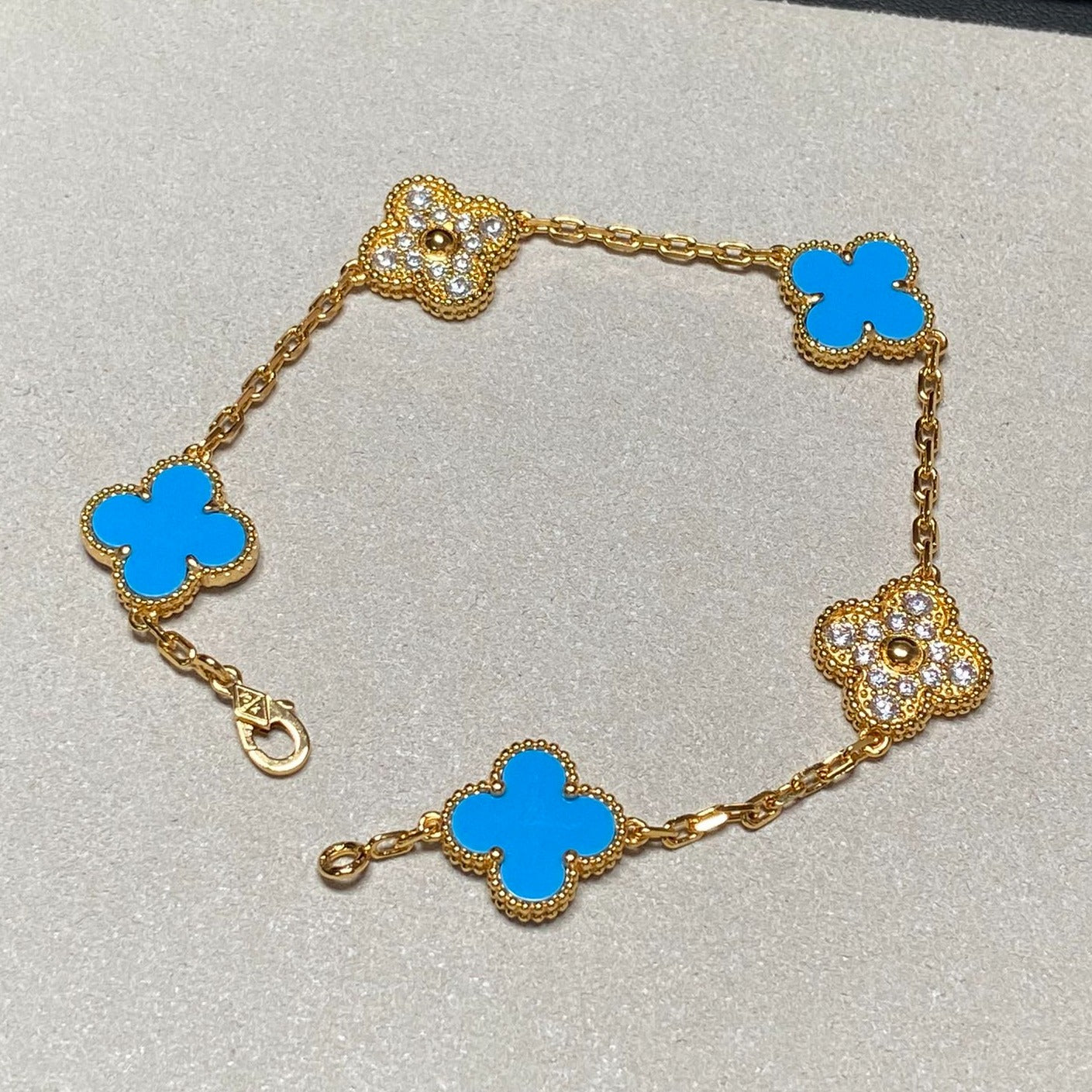 [BLAUE TRÄNEN] GOLDARMBAND MIT KLEEBLAUEM CHALCEDON UND DIAMANT 