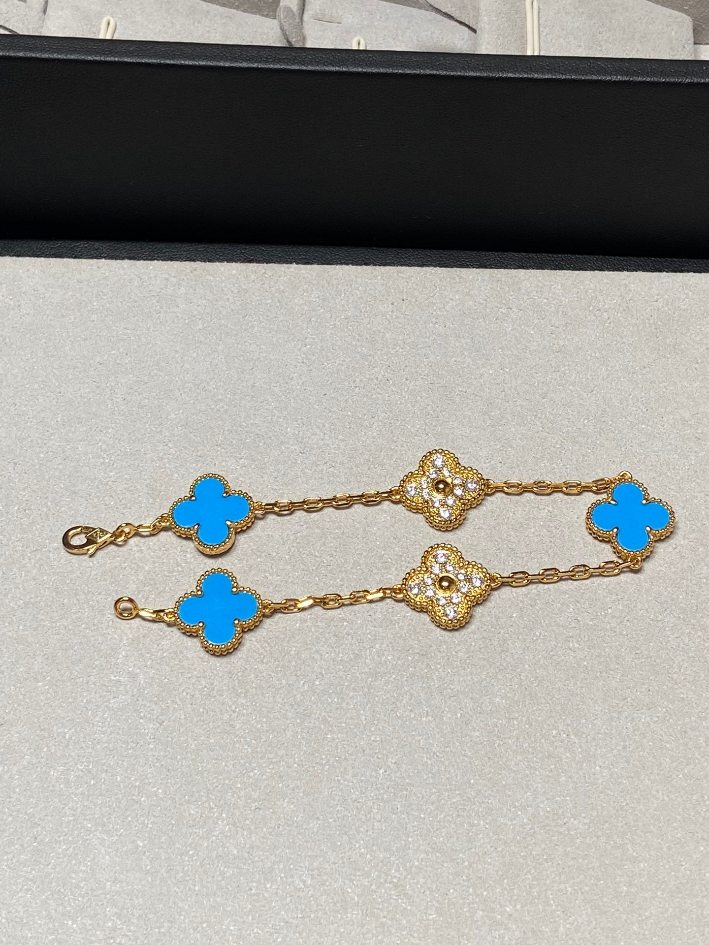 [BLAUE TRÄNEN] GOLDARMBAND MIT KLEEBLAUEM CHALCEDON UND DIAMANT 