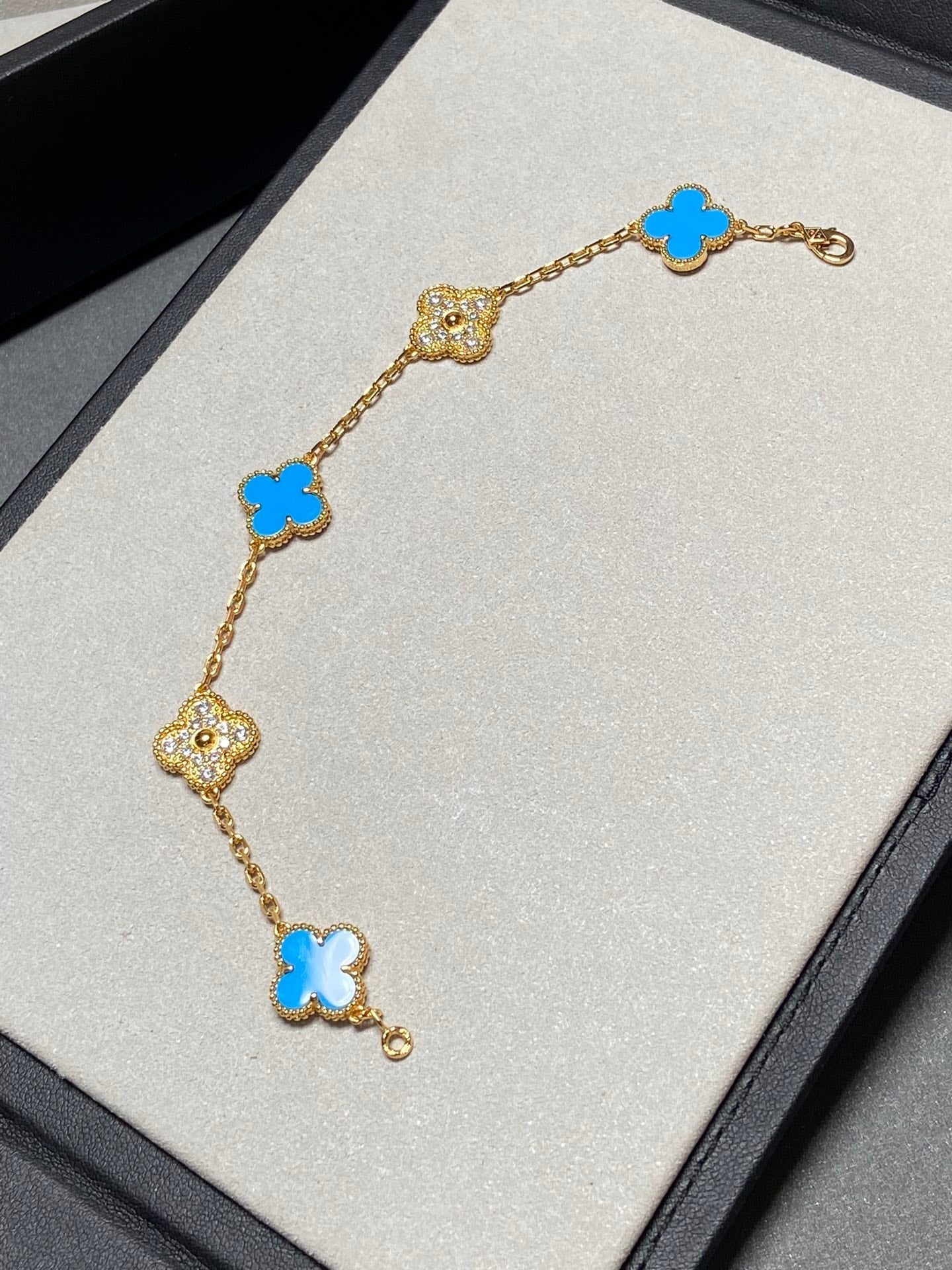 [BLAUE TRÄNEN] GOLDARMBAND MIT KLEEBLAUEM CHALCEDON UND DIAMANT 