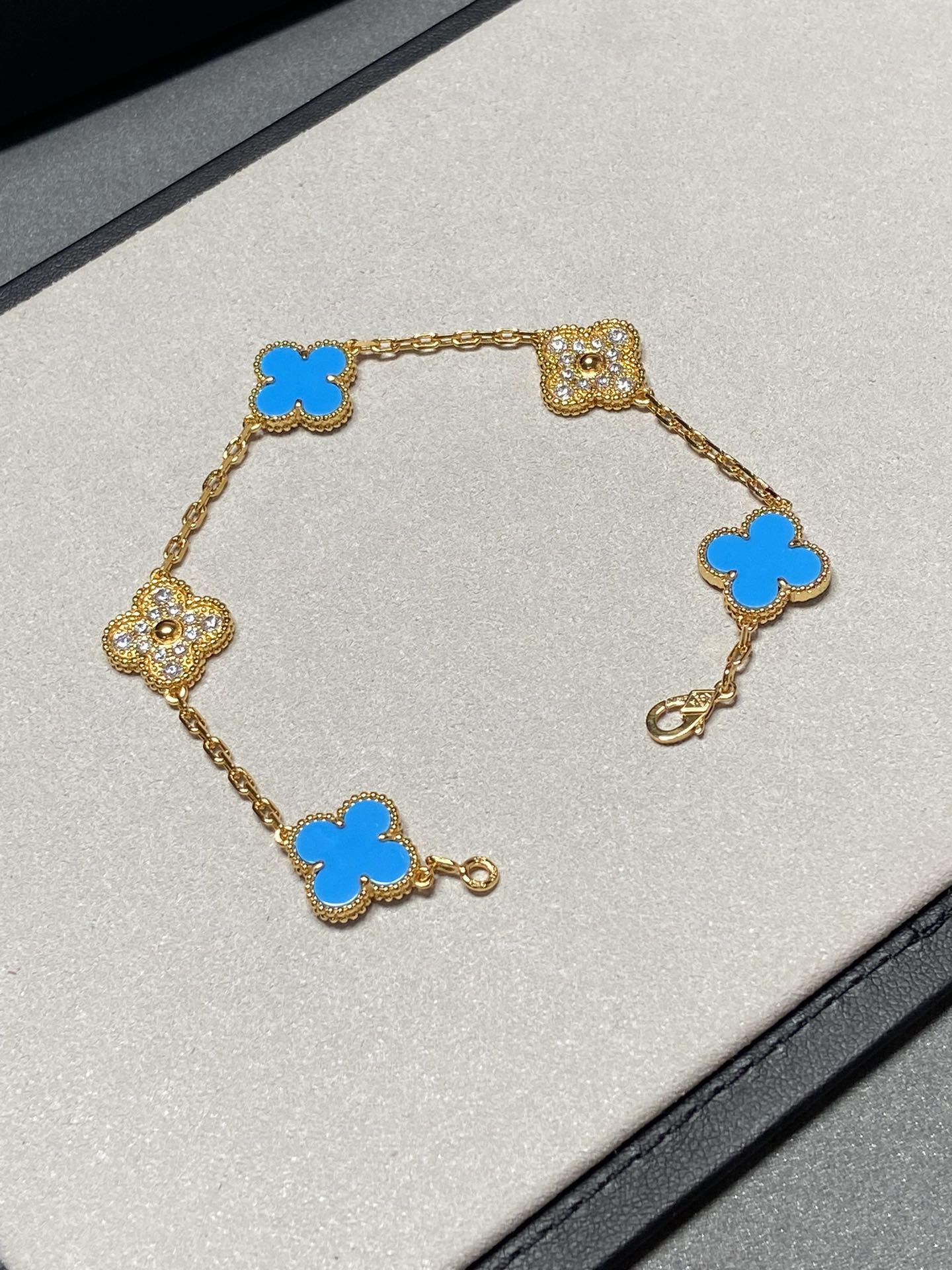 [BLAUE TRÄNEN] GOLDARMBAND MIT KLEEBLAUEM CHALCEDON UND DIAMANT 