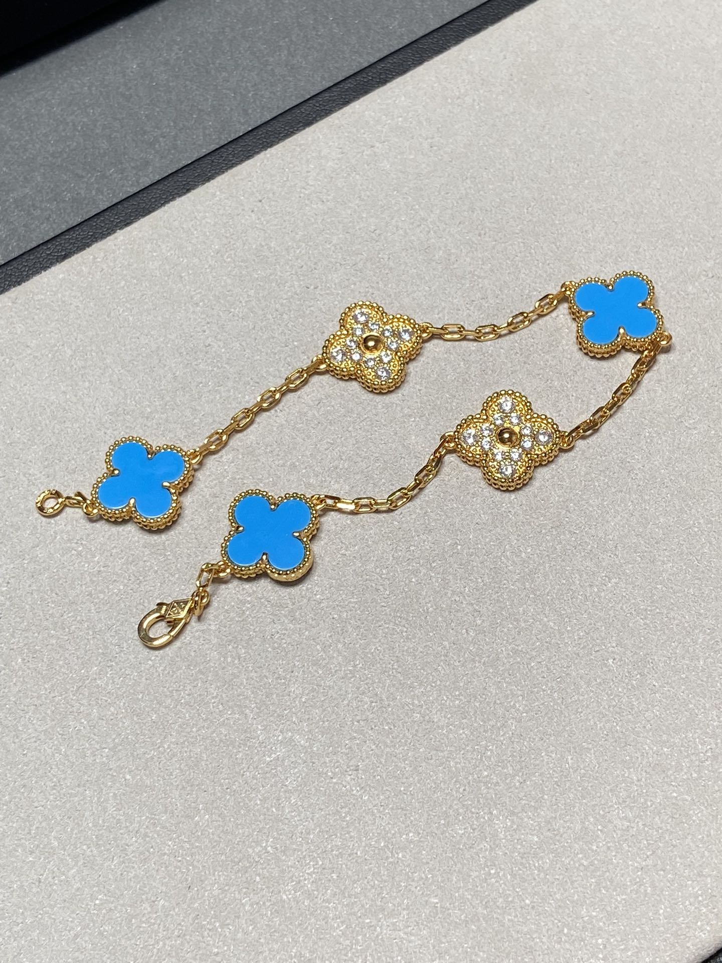 [BLAUE TRÄNEN] GOLDARMBAND MIT KLEEBLAUEM CHALCEDON UND DIAMANT 