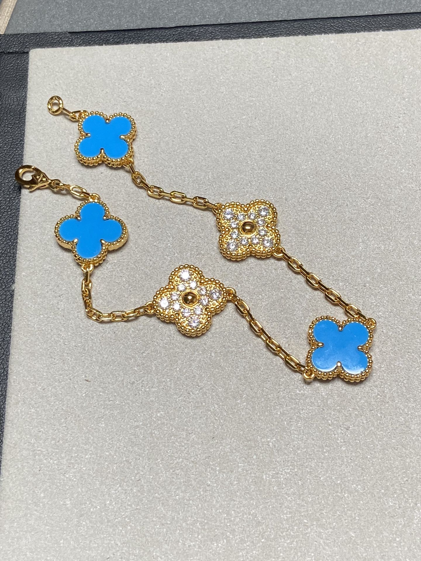 [BLAUE TRÄNEN] GOLDARMBAND MIT KLEEBLAUEM CHALCEDON UND DIAMANT 