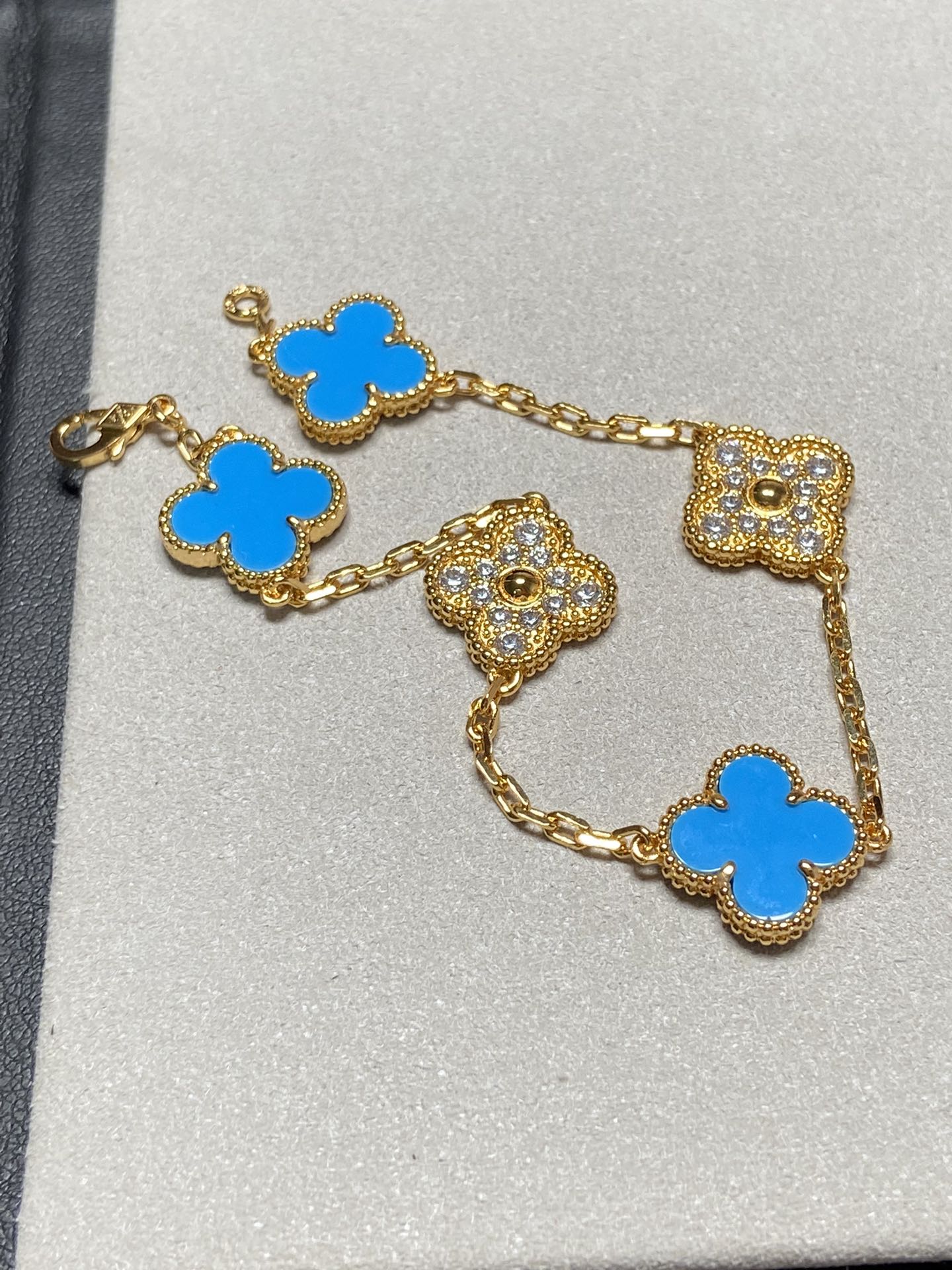 [BLAUE TRÄNEN] GOLDARMBAND MIT KLEEBLAUEM CHALCEDON UND DIAMANT 