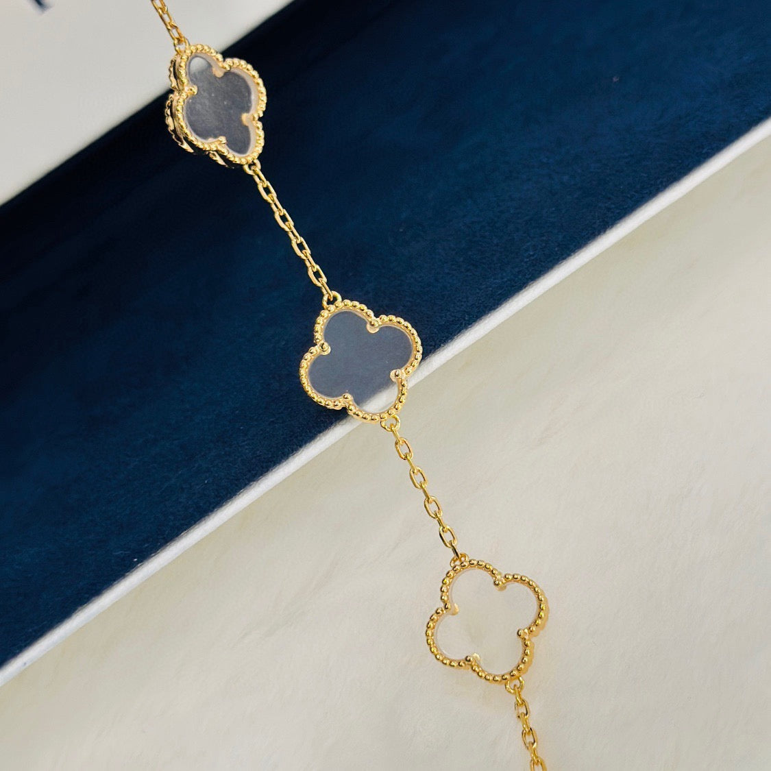 [BLUE TEARS]CLOVER 5 MOTIF ROCK CRYSTAL PINK GOLD BRACELET
