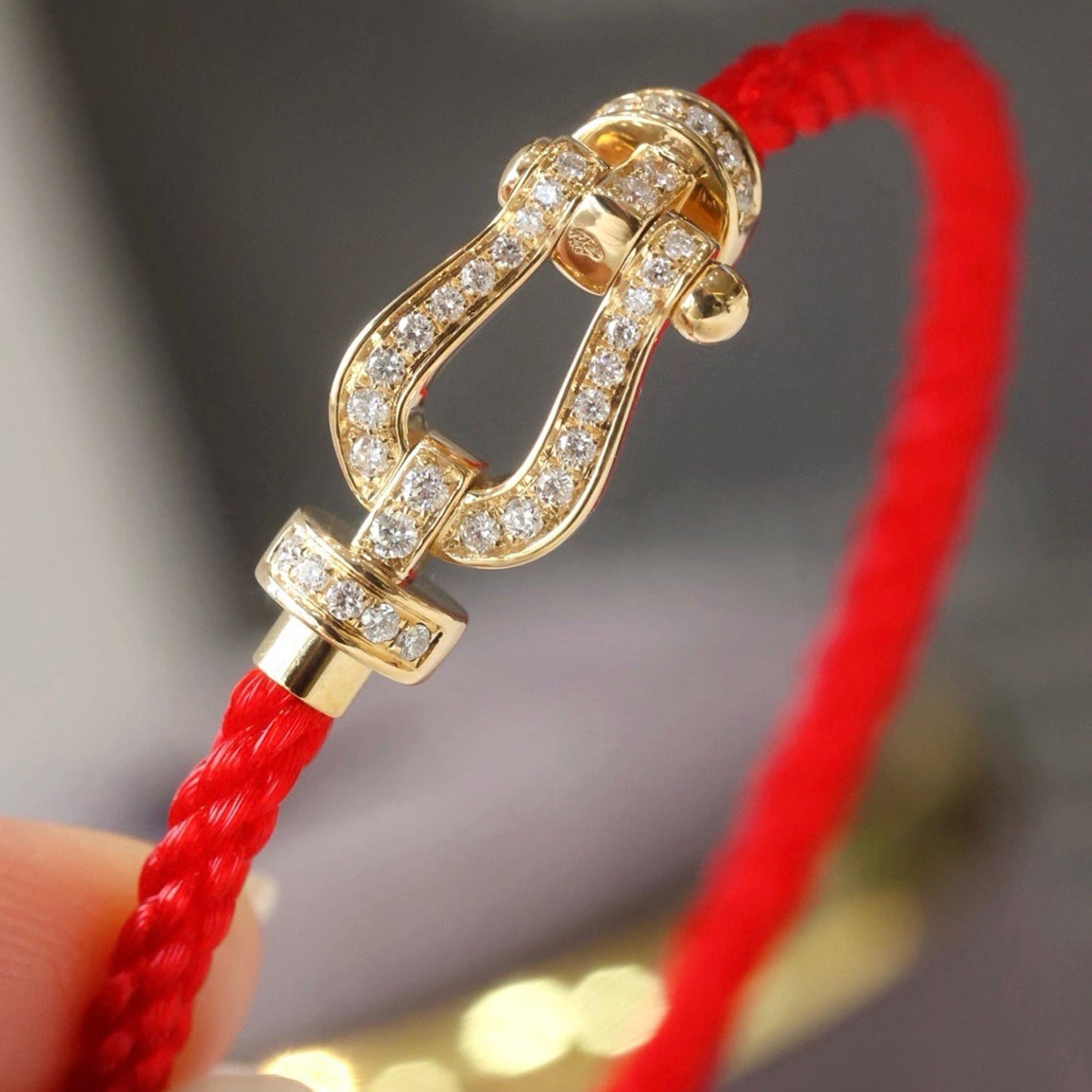 [BLUE TEARS]FORCE GROSSES HUFEISENARMBAND MIT VOLLBESATZ AUS ROSÉGOLD