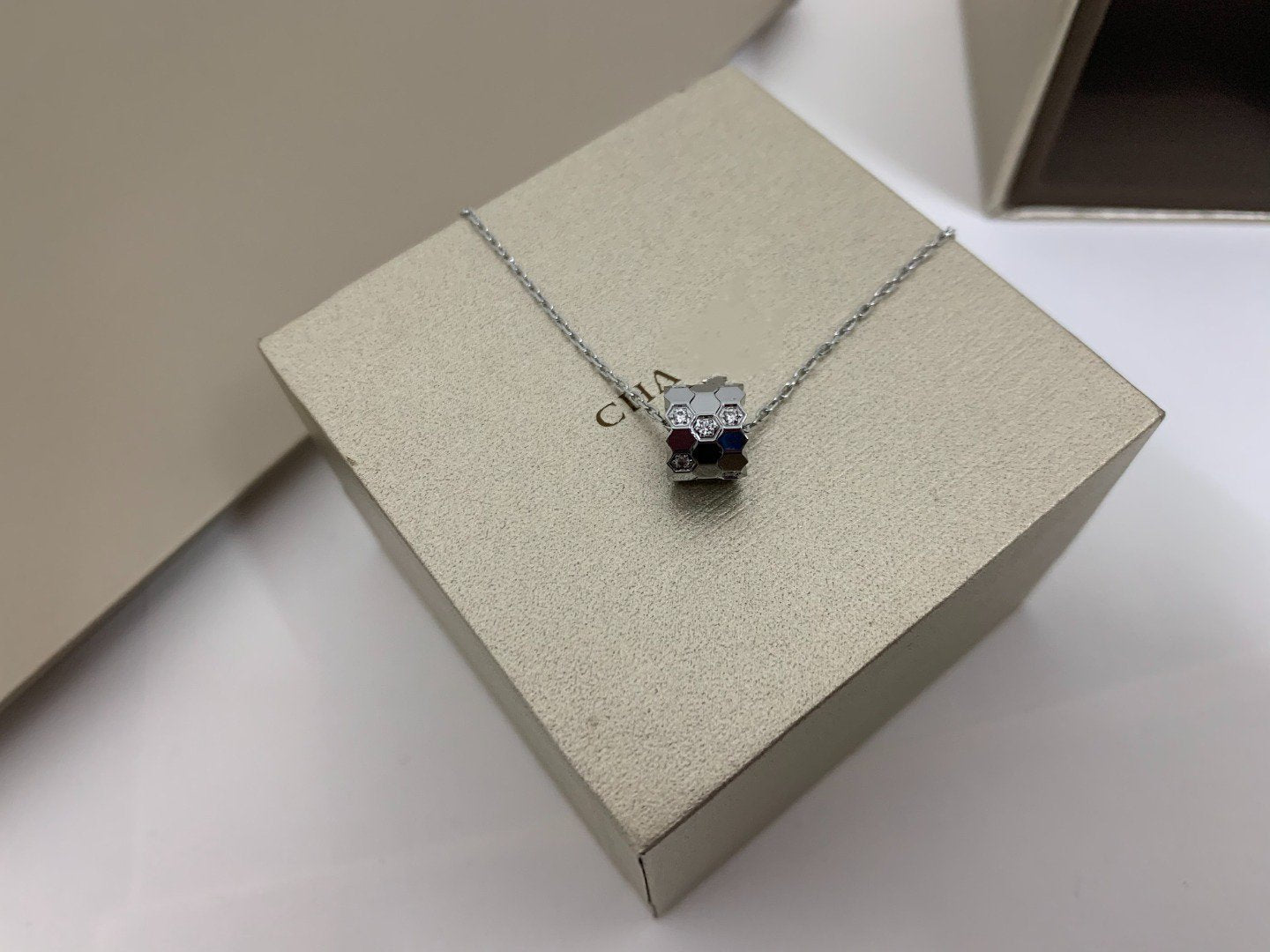 [BLUE TEARS]BEE LOVE DIAMOND NECKLACE