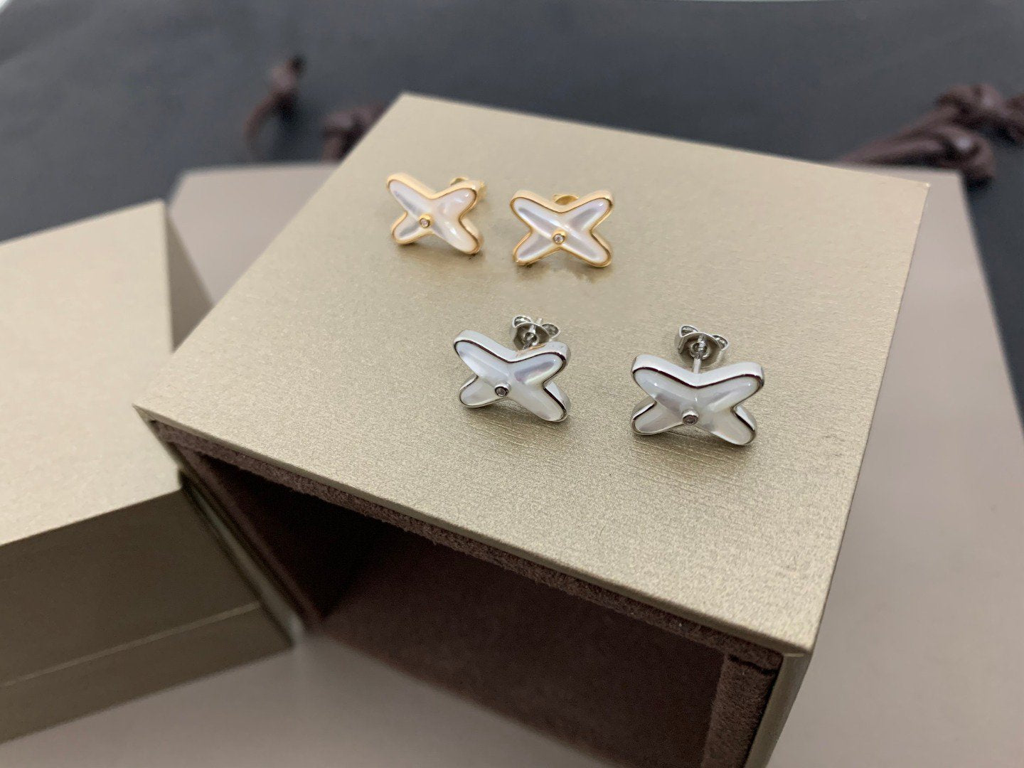 [BLUE TEARS]JEUX DE WHITE MOP SILVER DIAMOND EARRINGS