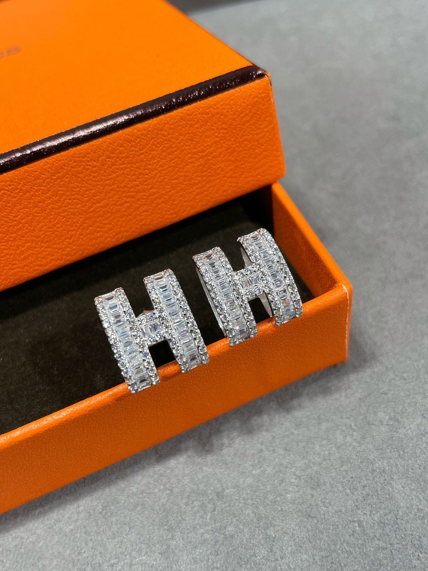 [BLUE TEARS]H STUD EARRINGS WITH SILVER DIAMONDS