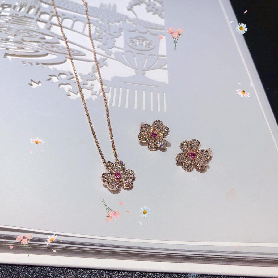 [BLAUE TRÄNEN]FRIVOLE ROSÉGOLD-HALSKETTE MIT BLUMEN UND DIAMANTEN